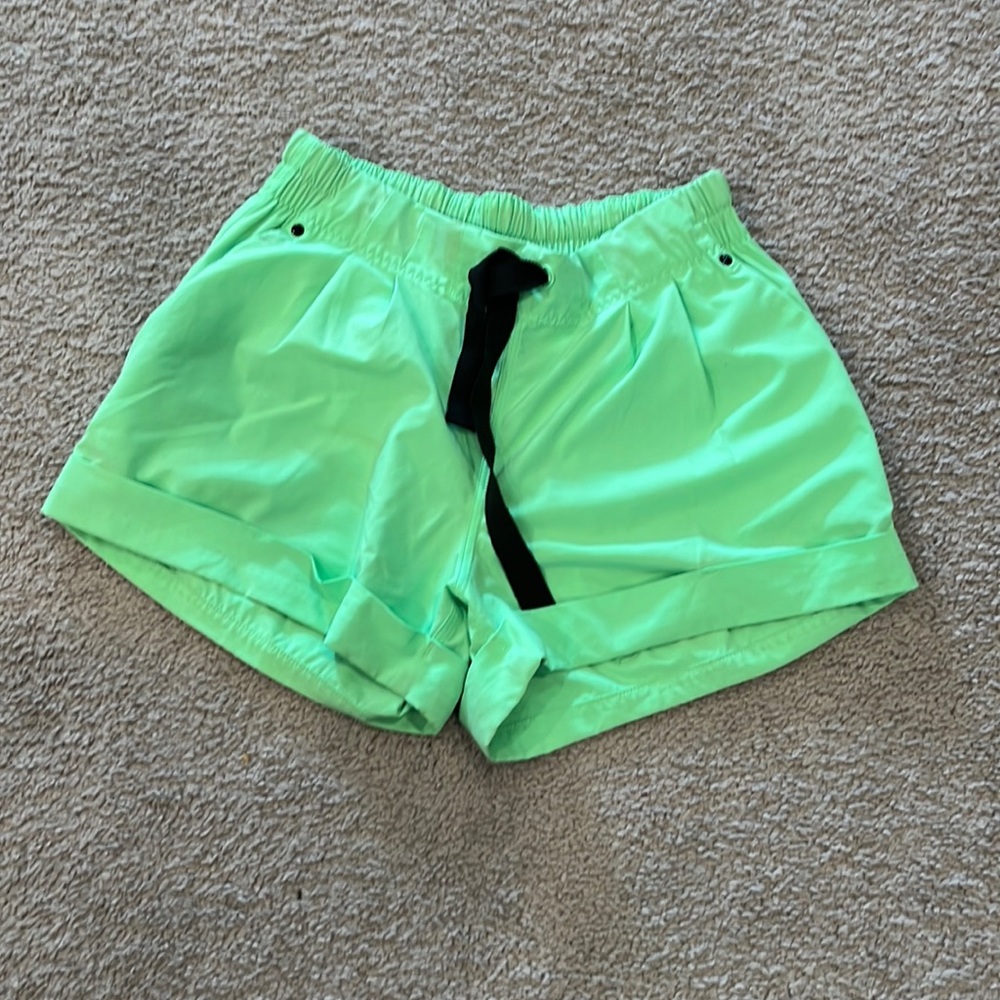 Lululemon spring break shorts size 6 excellent condition . Pistachio